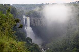 Vista da queda d'água do Monumento Natural Salto São João 