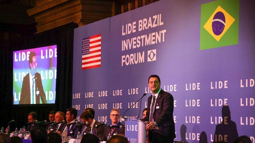 Governador discursa para convidados