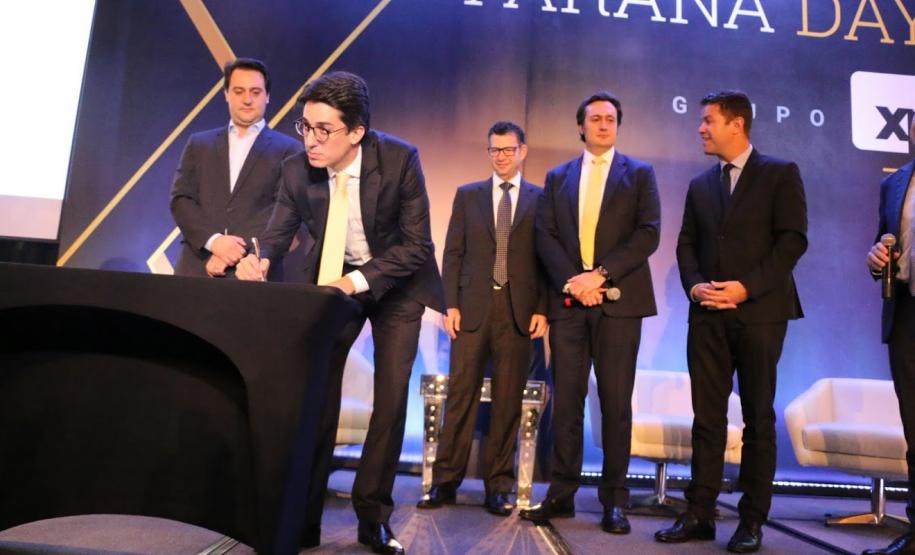 Nesta terça-feira, (05), o secretário do Planejamento e Projetos Estruturantes, Valdemar Bernardo Jorge, participou juntamente com o Governador Ratinho Junior e outros secretários de Estado, do Paraná Day. Organizado pela XP Investimentos, o evento reuniu empresários, investidores e o poder público, alinhando o relacionamento e apresentado os potenciais do Estado do Paraná.