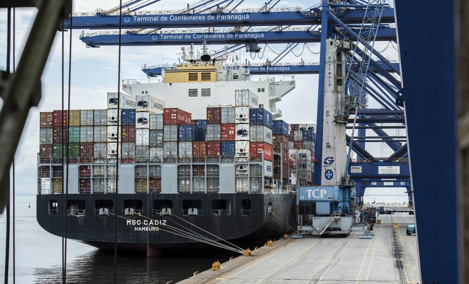 Navio carregado de contêineres