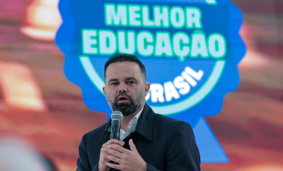 Ratinho Junior assina maior PPP da educação do Brasil para construir 40 colégios no Paraná