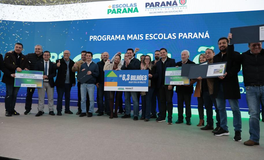 Ratinho Junior assina maior PPP da educação do Brasil para construir 40 colégios no Paraná